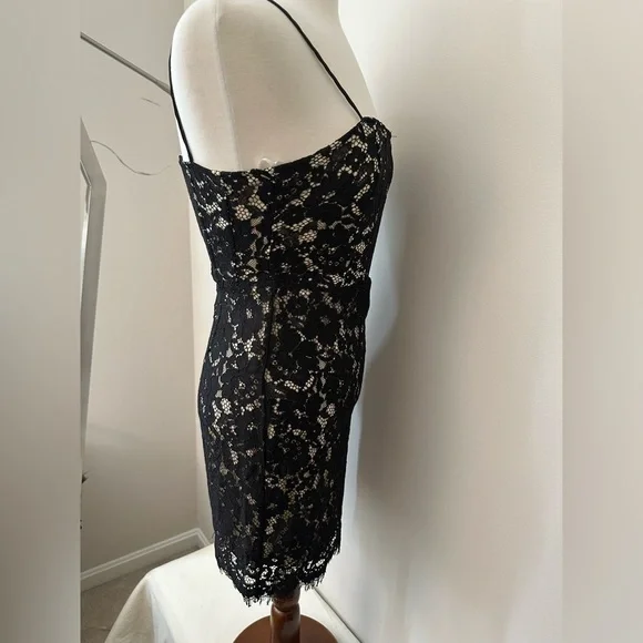 NWT Lulu’s Lace Dress size M - Picture 3 of 6